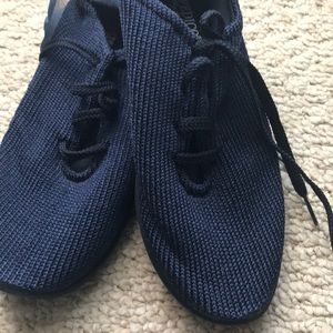 Women’s size 9 navy colored A’RCOPEDICO casual shoes, brand new